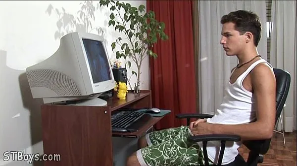 Nieuwe Straight boy watching gay video and stroking off topvideo's