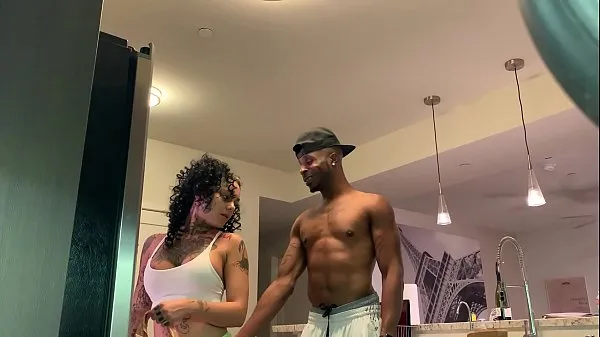 Nieuwe Sexy Latina Putting the Groceries away then take a Big Black Dick (Part 2 topvideo's