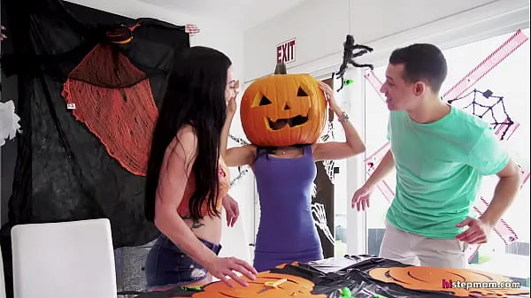 Video baru Stepmom's Head Stucked In Halloween Pumpkin, Stepson Helps With His Big Dick! - Tia Cyrus, Johnny teratas
