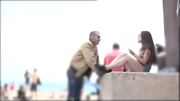 Nieuwe He proves he can pick any girl at the Barcelona beach topvideo's