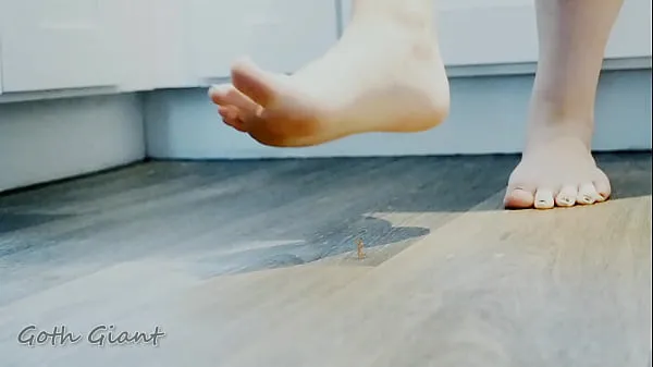 Nye giantess foot crush toppvideoer