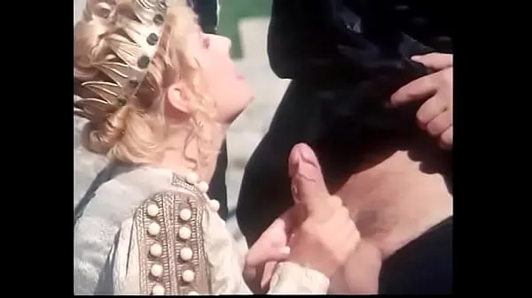Nová Queen Hertrude proposes her husband, king of Denmarke to get into the spirit of forthcoming festal day nejlepší videa