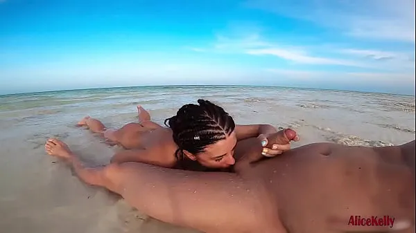 새로운 Nude Cutie Public Blowjob Big Dick and Swallows Cum on the Sea Beach 인기 동영상