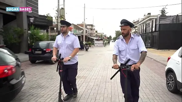 نئے SUGARBABESTV : GREEK POLICE THREESOME PARODY سرفہرست ویڈیوز