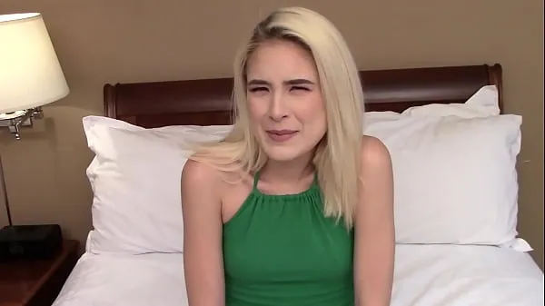 Video baru Skinny blonde amateur teen slobbers on a fat cock teratas