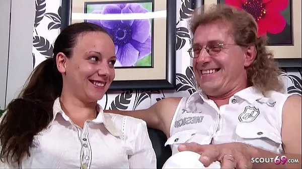 新German Mature Couple First Cuckold Threesome with Stranger热门视频