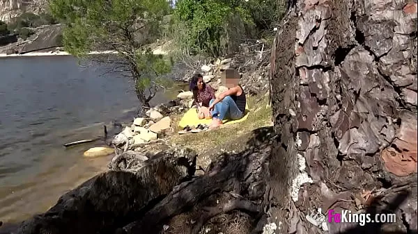 Yeni VOYEUR FUCK: Filming an amateur couple outdoorsen iyi videolar