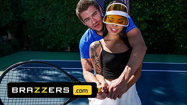 Nieuwe Xander Corvus) Massages (Gina Valentinas) Foot To Ease Her Pain They End Up Fucking - Brazzers topvideo's