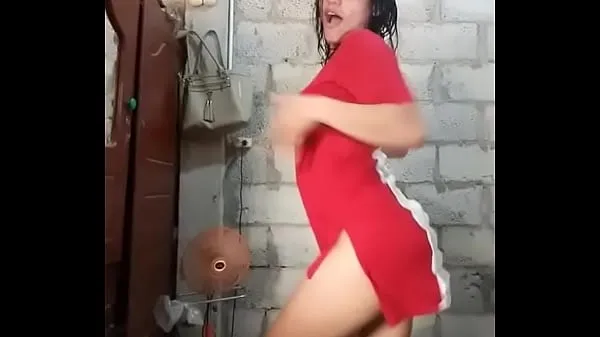 Nye Loca dances without underwear toppvideoer