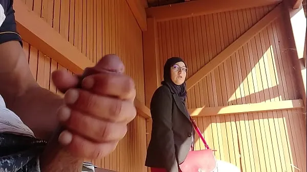 新young boy shocks this muslim girl who was waiting for her bus with his big cock, OMG !!! someone surprised them; he might have problems and run away热门视频