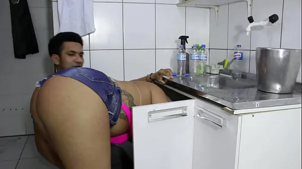 新The cocky plumber stuck the pipe in the ass of the naughty rabetão. Victoria Dias and Mr Rola热门视频