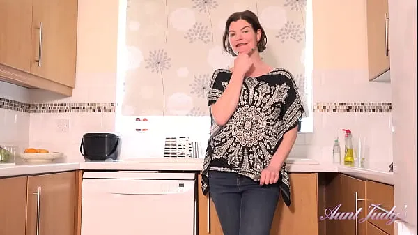 AuntJudys - 44yo Amateur MILF Jenny gives you JOI in the kitchenأهم مقاطع الفيديو الجديدة