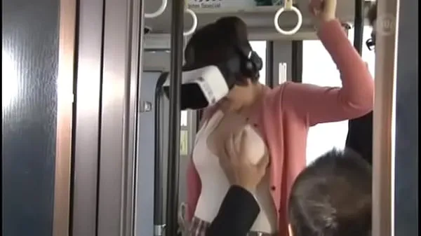 Nieuwe Cute Asian Gets Fucked On The Bus Wearing VR Glasses 1 (har-064 topvideo's