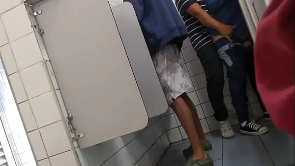 fuck in the public bathroom Video teratas baharu