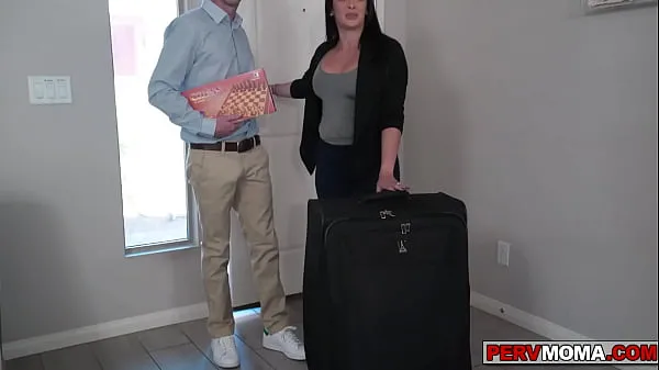 Nieuwe Stepson getting a boner and his stepmom helps him out topvideo's