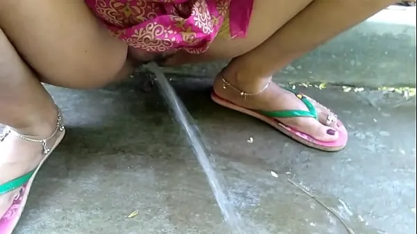 नए Wife Outdoor Risky Public Pissing Compilation New Year ! XXX Indian Couple शीर्ष वीडियो