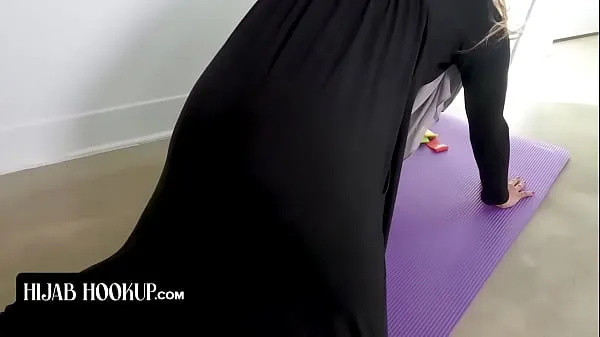 新Hijab Hookup - Slender Muslim Girl In Hijab Surprises Instructor As She Strips Of Her Clothes热门视频