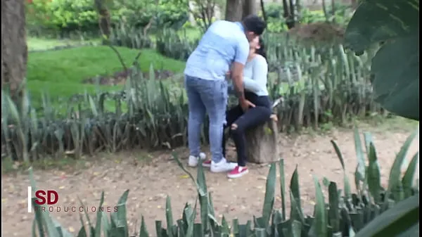 नए SPYING ON A COUPLE IN THE PUBLIC PARK शीर्ष वीडियो