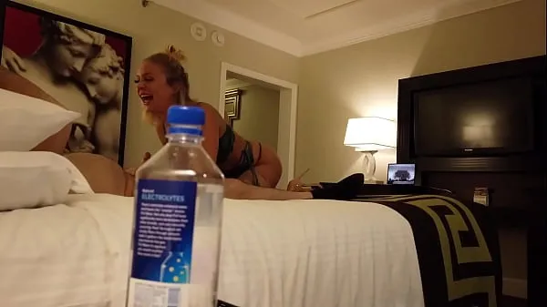 Nye Stupid Water Bottle! Madelyn Monroe Fucks Stranger in Vegas toppvideoer