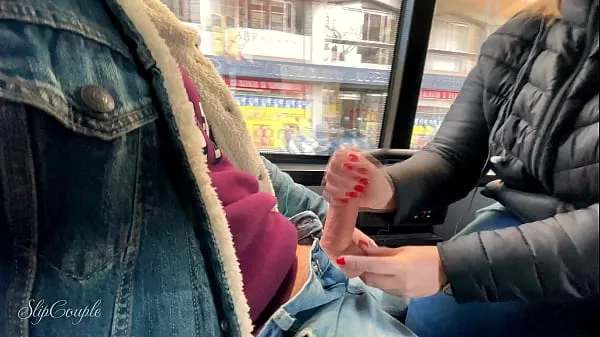 Nieuwe She tried her first Footjob and give a sloppy Handjob - very risky in a public sightseeing bus :P topvideo's