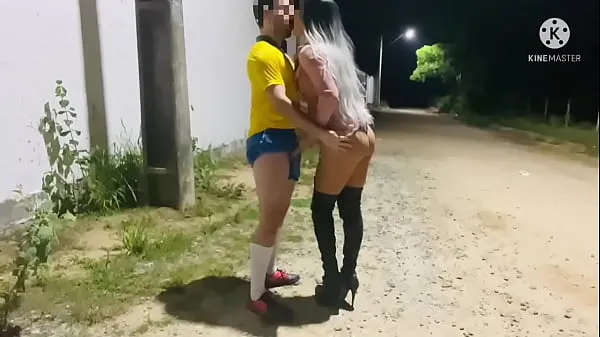 FOOTBALL PLAYER FUCKING A CUZINHO IN THE MIDDLE OF THE STREET Video teratas baharu
