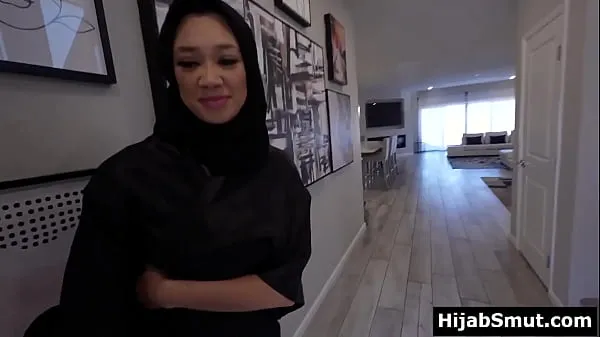 Nieuwe Muslim girl in hijab asks for a sex lesson topvideo's
