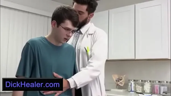Novos Hairy Handsome Doctor seduz uma jovem na mesa de exame principais vídeos