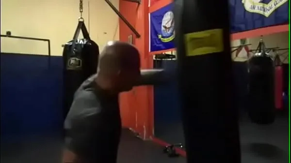 Nieuwe MAXXX LOADZ WORKING OUT ON HEAVY BAG WITH BOXING GLOVES ON STRIKING THE BAG topvideo's
