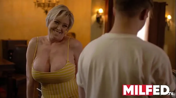 Νέα Mother-in-law Seduces him with her HUGE Tits (Dee Williams) — MILFED κορυφαία βίντεο
