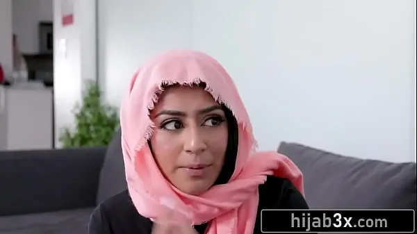 Nuovi Dolce giovane donna araba ingannata per fare sesso con il suo vicinovideo principali
