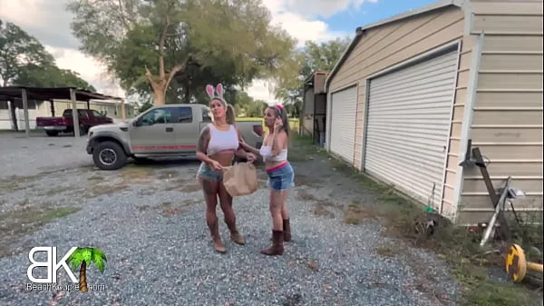 Video baru Hot Milf StepMom (Kymber Leigh) shows Slut StepDaughter (Misty Meaner) How she sucks dick and rides the neighbor's (Scott Trainor) cock teratas