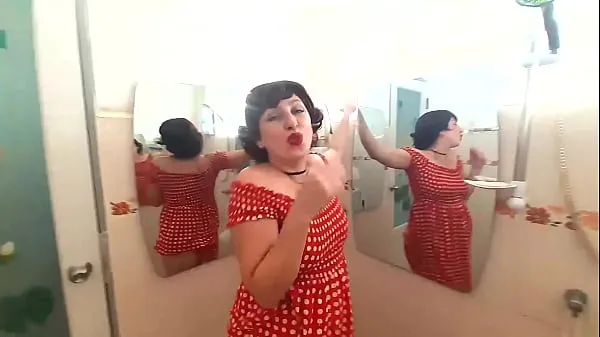 Νέα Pinup babe has no panties in front of mirror Retro Vintage Nude maid Housewife κορυφαία βίντεο