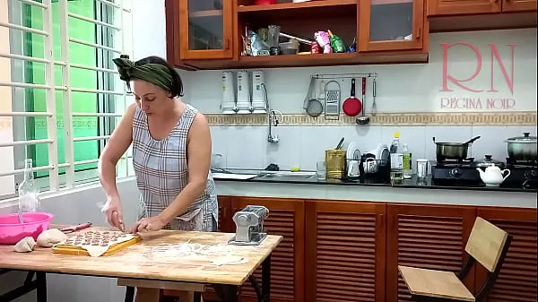 Nice depraved cook lady makes ravioli for dinner! The owner of the resort makes the maid to work naked. It's nice to look at a naked maid. Pussy, boobs, nipples, shaved pubis. Fuck the maid! Fuck the cook Video teratas baharu