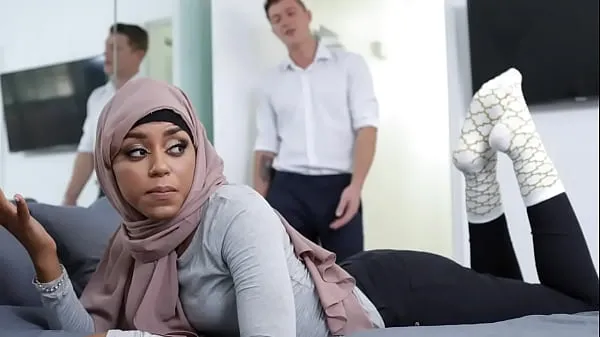 Nieuwe Hijab-Hating Muslim Babe Rebels and Has Wild Sex With Her Stepbrother topvideo's
