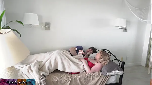 Novi Stepmom shares a single hotel room bed with stepson najboljši videoposnetki