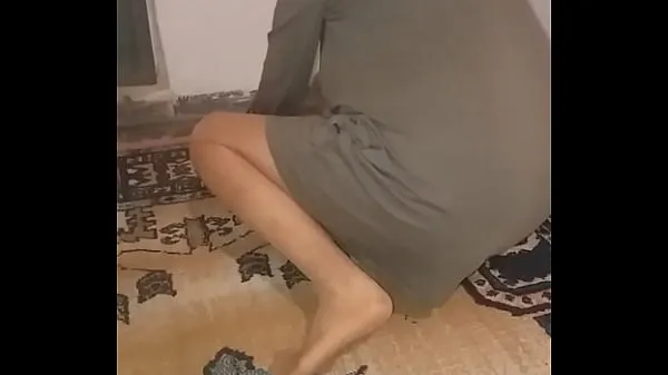 새로운 Mature Turkish woman wipes carpet with sexy tulle socks 인기 동영상