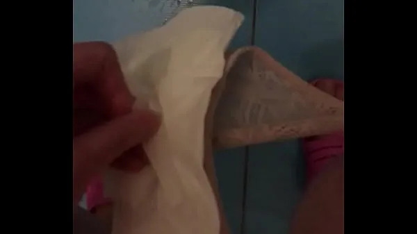 نئے Brunette pissing during her period standing change pad showing dirty pussy and dirty pad سرفہرست ویڈیوز