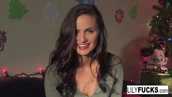 Nouvelles Lily nous raconte ses vœux de Noël excitants avant de se satisfaire dans les deux trous meilleures vidéos