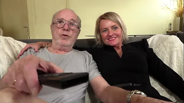 Novi Blonde posh cougar in group sex while grandpa watches najboljši videoposnetki