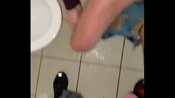Novi Amateur gay sucking cock in public toilet najboljši videoposnetki