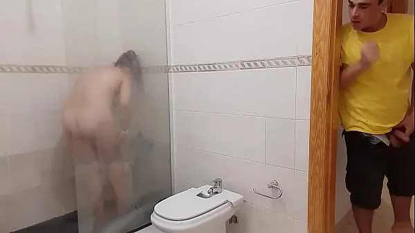 新しいぽっちゃり継母が裸でシャワー中に捕まり、義理の息子のチンポも欲しがるトップビデオ