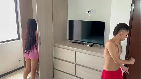 Novi My beautiful stepsister looks for clothes in the closet and I take the opportunity to eat that delicious ass najboljši videoposnetki