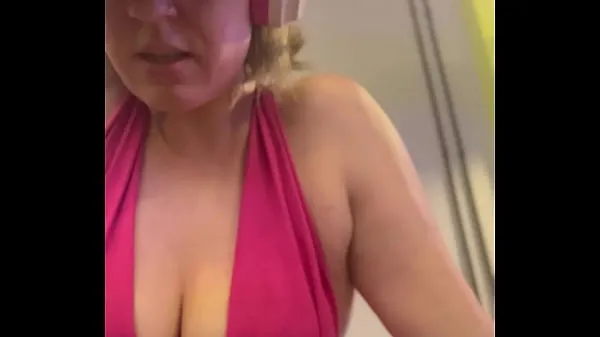 Nye Wow, my training at the gym left me very sweaty and even my pussy leaked, I was embarrassed because I was so horny toppvideoer