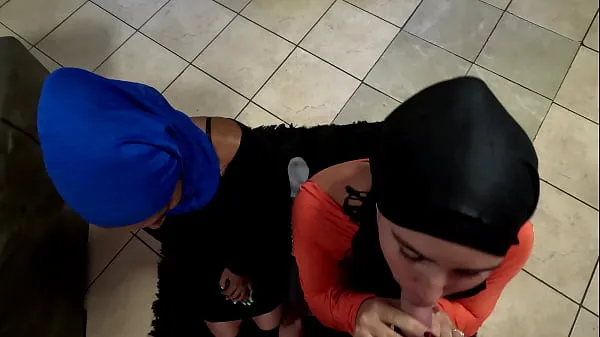 新しいイスラム教徒の女性のように振る舞い、頭にヒジャブをかぶってチンポをしゃぶり、顔射するトップビデオ