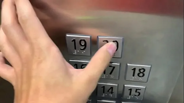 Neue Sex in der Öffentlichkeit, im Aufzug mit einem Fremden und sie erwischen unsTop-Videos