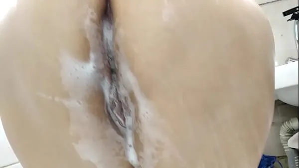 Novi Charming mature Russian cocksucker takes a shower and her husband's sperm on her boobs najboljši videoposnetki