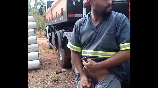 Yeni Worker Masturbating on Construction Site Hidden Behind the Company Trucken iyi videolar