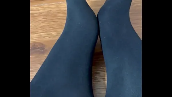 新しいFlaunting and rubbing together my black nylon feetトップビデオ
