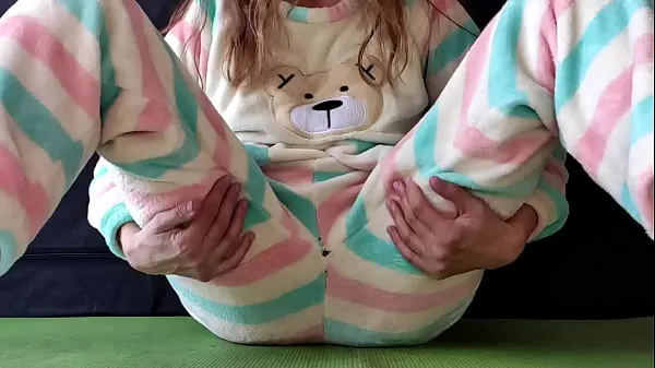 新teen with small tits in pajamas masturbate pussy and squirting orgasm热门视频
