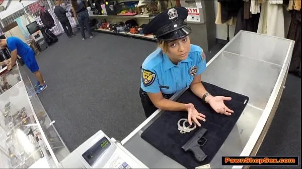 نئے Police officer pawns her gun and is fucked سرفہرست ویڈیوز